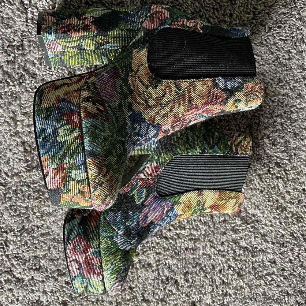 Size 7. Floral Pattern Heels.